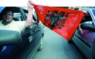 22.07.2010 r. Albańczycy z Kosowa cieszą się na ulicach Prisztiny po decyzji Trybunału Sprawiedliwości.