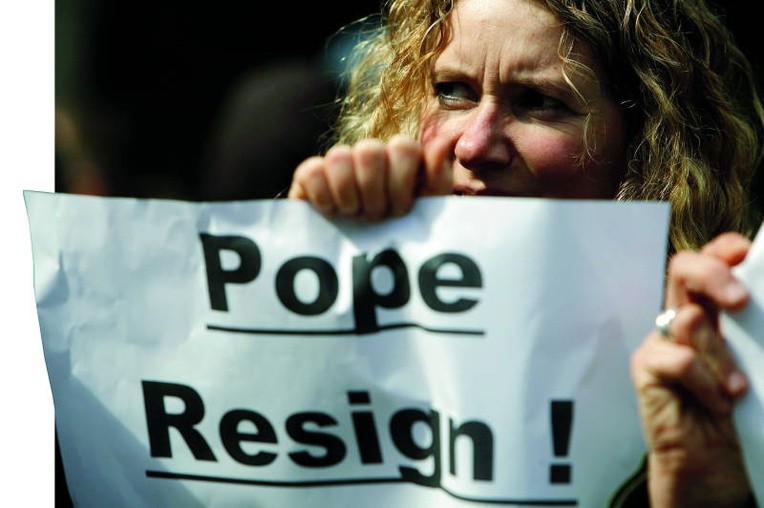 Jeden z protestów przeciwko Benedyktowi XVI w Londynie.