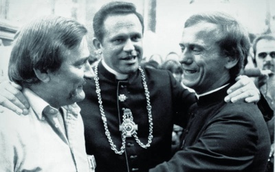 Ks. Henryk Jankowski z Lechem Wałęsą i ks. Jerzym Popiełuszką w Gdańsku we wrześniu 1984 r.