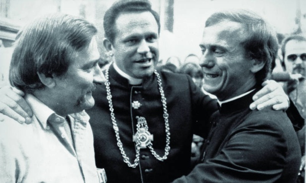 Ks. Henryk Jankowski z Lechem Wałęsą i ks. Jerzym Popiełuszką w Gdańsku we wrześniu 1984 r.