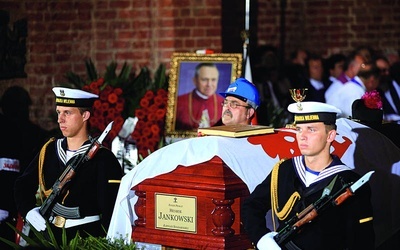 Msza św. pogrzebowa odbyła się 17 lipca w kościele św. Brygidy w Gdańsku.