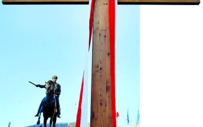 Po tragedii smoleńskiej przed Pałacem Prezydenckim stanął krzyż.