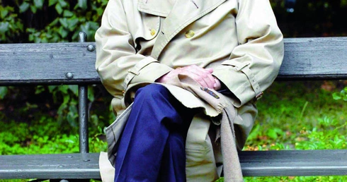 Sławomir Mrożek w warszawskim parku. Zdjęcie z 2004 roku.
