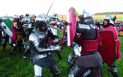 Co roku na polach Grunwaldu inscenizację bitwy przedstawiają członkowie bractw rycerskich z Europy Środkowej.