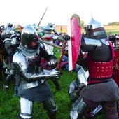 Co roku na polach Grunwaldu inscenizację bitwy przedstawiają członkowie bractw rycerskich z Europy Środkowej.