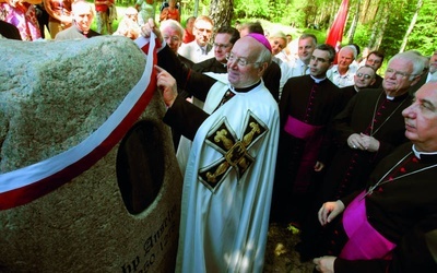 3.07.2010. Bałdy. Wielki mistrz zakonu bp Bruno Platter odsłania kamień poświęcony biskupowi Anzelmowi