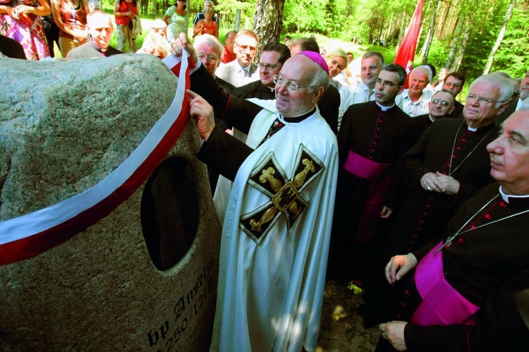 3.07.2010. Bałdy. Wielki mistrz zakonu bp Bruno Platter odsłania kamień poświęcony biskupowi Anzelmowi