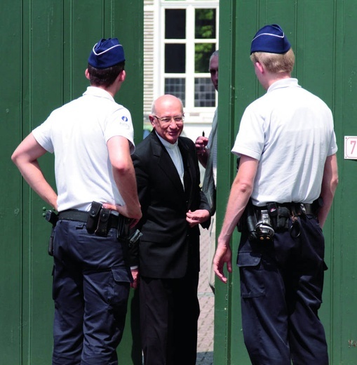 Nuncjusz apostolski w Belgii Giacinto Berloco rozmawia z policją przed siedzibą Episkopatu Belgii.