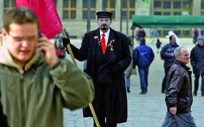 Artysta uliczny udający Lenina na wrocławskim rynku.