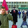 Artysta uliczny udający Lenina na wrocławskim rynku.