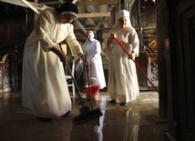 Siostra przełożona Beata, s. Rozaria i s. Laurencja oczyszczają ze szlamu kaplicę, zalaną w trakcie remontu. 