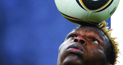 Reprezentant Burkina Faso Aristide Bance z nową, stworzoną z myślą o mundialu w RPA piłką Adidas Jabulani. 