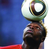 Reprezentant Burkina Faso Aristide Bance z nową, stworzoną z myślą o mundialu w RPA piłką Adidas Jabulani. 