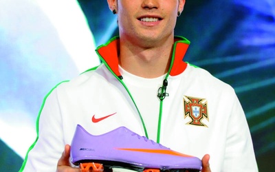 Portugalczyk Cristiano Ronaldo prezentuje najnowsze buty firmy Nike – Mercurial Vapor Superfly II.