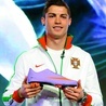 Portugalczyk Cristiano Ronaldo prezentuje najnowsze buty firmy Nike – Mercurial Vapor Superfly II.