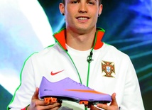 Portugalczyk Cristiano Ronaldo prezentuje najnowsze buty firmy Nike – Mercurial Vapor Superfly II.