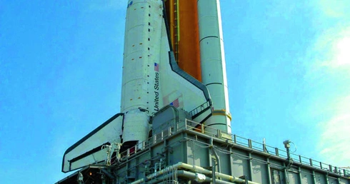 Wahadłowiec na miejsce startu transportowany jest w pionie.