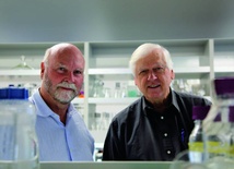 Twórcy komórki ze sztucznym DNA: Craig Venter (z lewej) i Hamilton Smith.