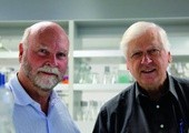 Twórcy komórki ze sztucznym DNA: Craig Venter (z lewej) i Hamilton Smith.