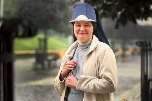 Siostra Bogna Młynarz jest doktorem teologii duchowości, prowadzi rekolekcje dla osób świeckich i zajmuje się formacją młodych sióstr