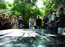Uczestnicy spotkań przy grobie marszałka Józefa Piłsudskiegona Rossie.