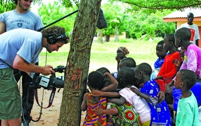 Bohaterowie filmu wśród dzieci w Ghanie.