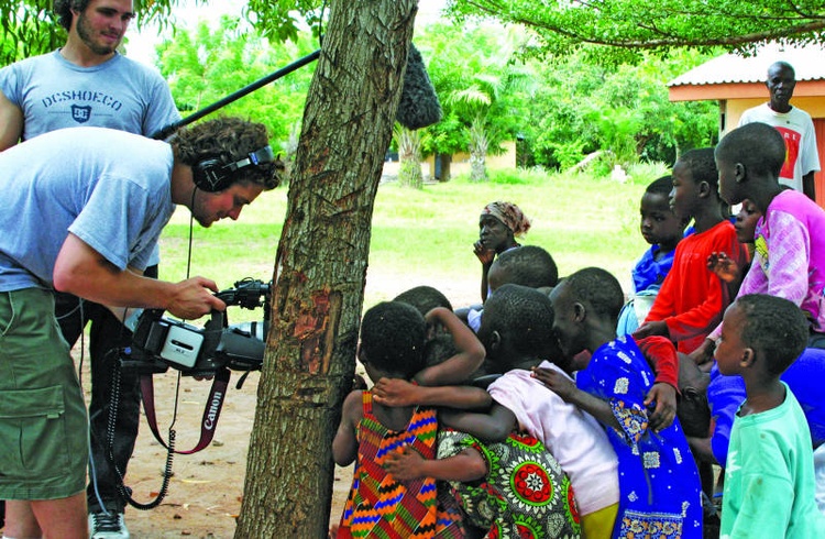 Bohaterowie filmu wśród dzieci w Ghanie.