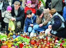 Pod Pałacem Prezydenckim podczas żałoby codziennie płonęły znicze.