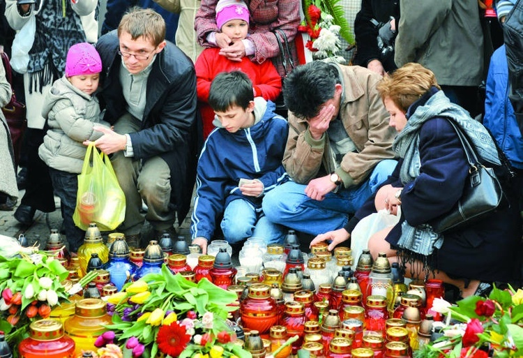 Pod Pałacem Prezydenckim podczas żałoby codziennie płonęły znicze.