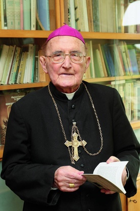 Najstarszy polski biskup wciąż z niezmąconą radością głosi słowo Boże.