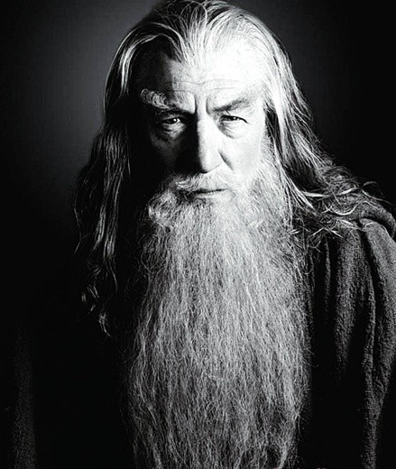 Ian McKellen ponownie wraca jako Gandalf.