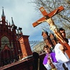 Procesja przed katedrą Niepokalanego Poczęcia na ul. Małej Gruzińskiej.