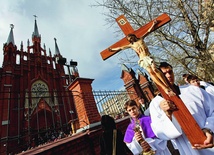 Procesja przed katedrą Niepokalanego Poczęcia na ul. Małej Gruzińskiej.