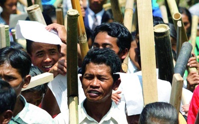 Procesja chrześcijan we wschodniej Indonezji.