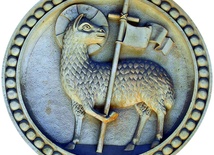 Baranek Paschalny wyraża tajemnicę śmierci i zmartwychwstania Jezusa.