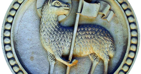 Baranek Paschalny wyraża tajemnicę smierci i zmartwychwstania Jezusa.