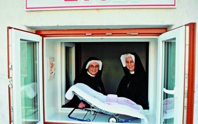 Oknem życia przy Sanktuarium Miłosierdzia Bożego w Płocku opiekują się siostry Klawera i Angelika.