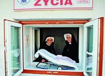 Oknem życia przy Sanktuarium Miłosierdzia Bożego w Płocku opiekują się siostry Klawera i Angelika.