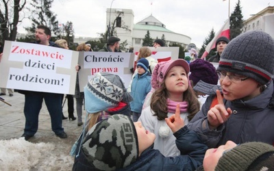 Na pikietę przeciw szkodzącemu rodzinie projektowi przyszli rodzice z dziećmi.