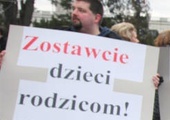 Na pikietę przeciw szkodzącemu rodzinie projektowi przyszli rodzice z dziećmi.