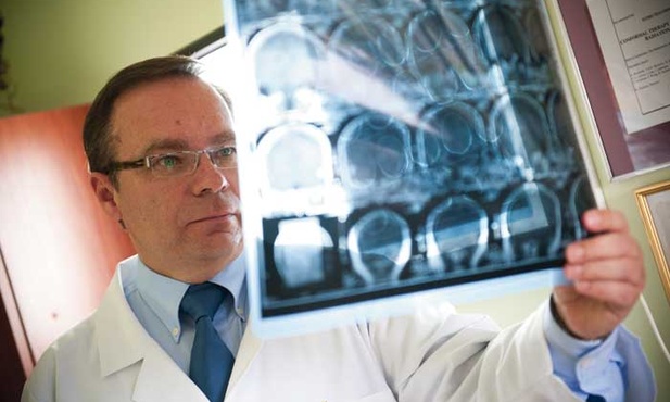  Prof. dr hab. Med. Krzysztof Składowski, kierownik Kliniki Radioterapii Centrum Onkologii w Gliwicach, bohater książki „Wspólnie pokonajmy raka”