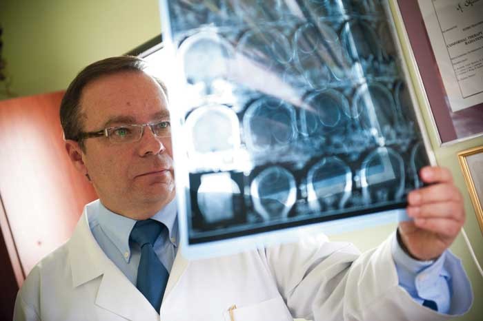  Prof. dr hab. Med. Krzysztof Składowski, kierownik Kliniki Radioterapii Centrum Onkologii w Gliwicach, bohater książki „Wspólnie pokonajmy raka”