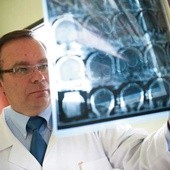  Prof. dr hab. Med. Krzysztof Składowski, kierownik Kliniki Radioterapii Centrum Onkologii w Gliwicach, bohater książki „Wspólnie pokonajmy raka”