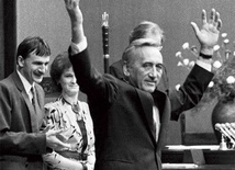 Tadeusz Mazowiecki po wyborach w 1989 r. został premierem pierwszego niekomunistycznego rządu.