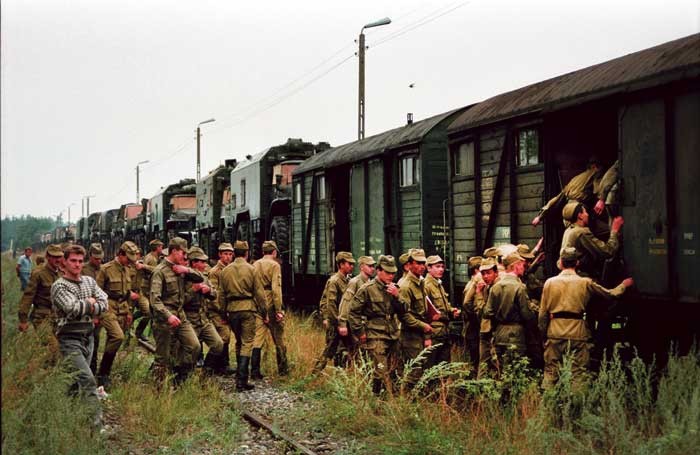 Lato 1993 r. Ostatni żołnierze armii radzieckiej wyjeżdżają z Polski