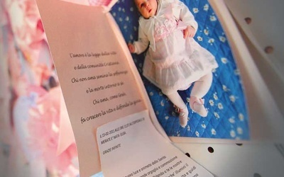 Ściany w domu Dobrego Papieża oblepione są listami od rodziców, którzy wymodlili swoje dzieci
