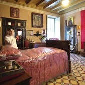 Łóżko, na którym zmarł Jan XXIII. Chorzy modlą się tu o uzdrowienie
