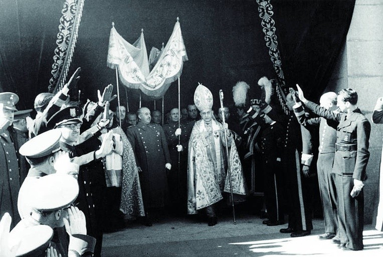 Gen. Francisco Franco (pod baldachimem) uczestniczący w religijnych uroczystościach po śmierci króla Alfonsa XIII.