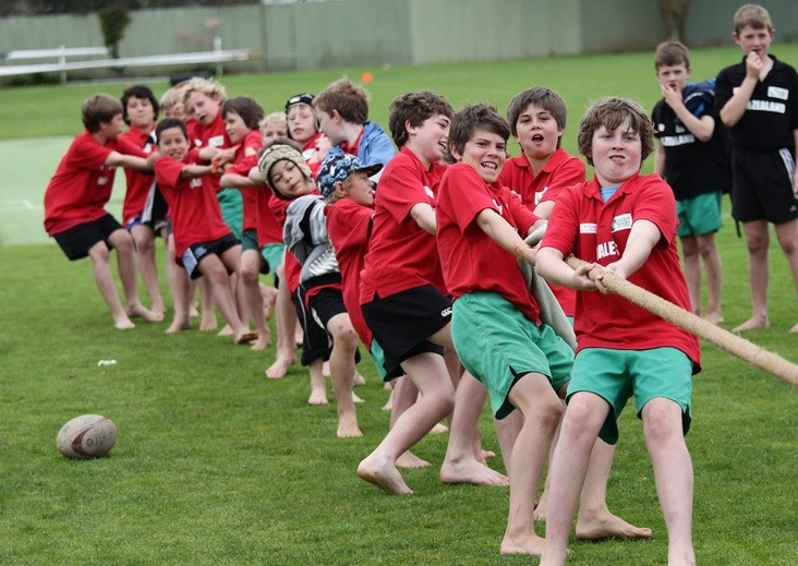 Młodzi rugbyści walczą przy linie