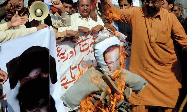 Pakistan, 2010 r.: muzułmanie palą plakat gubernatora Salmana Taseera, który ujął się za Asią Bibi – chrześcijanką skazaną na śmierć za wiarę. Gubernator został zastrzelony przez islamistę w styczniu br.